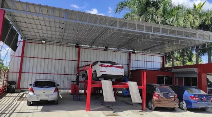 Estructura blanca, roja y negra del taller Yafar